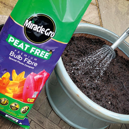 Miracle-Gro 119785 Premium Bulb Fibre Compost, PEAT FREE, 20 Litre Bag, (New 2020 Range), Purple