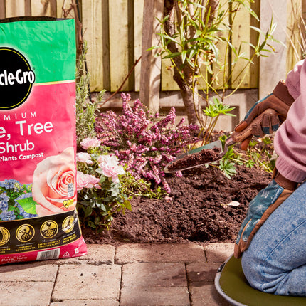 Miracle-Gro Premium Rose, Tree & Shrub Compost, 40 Litres, Brown